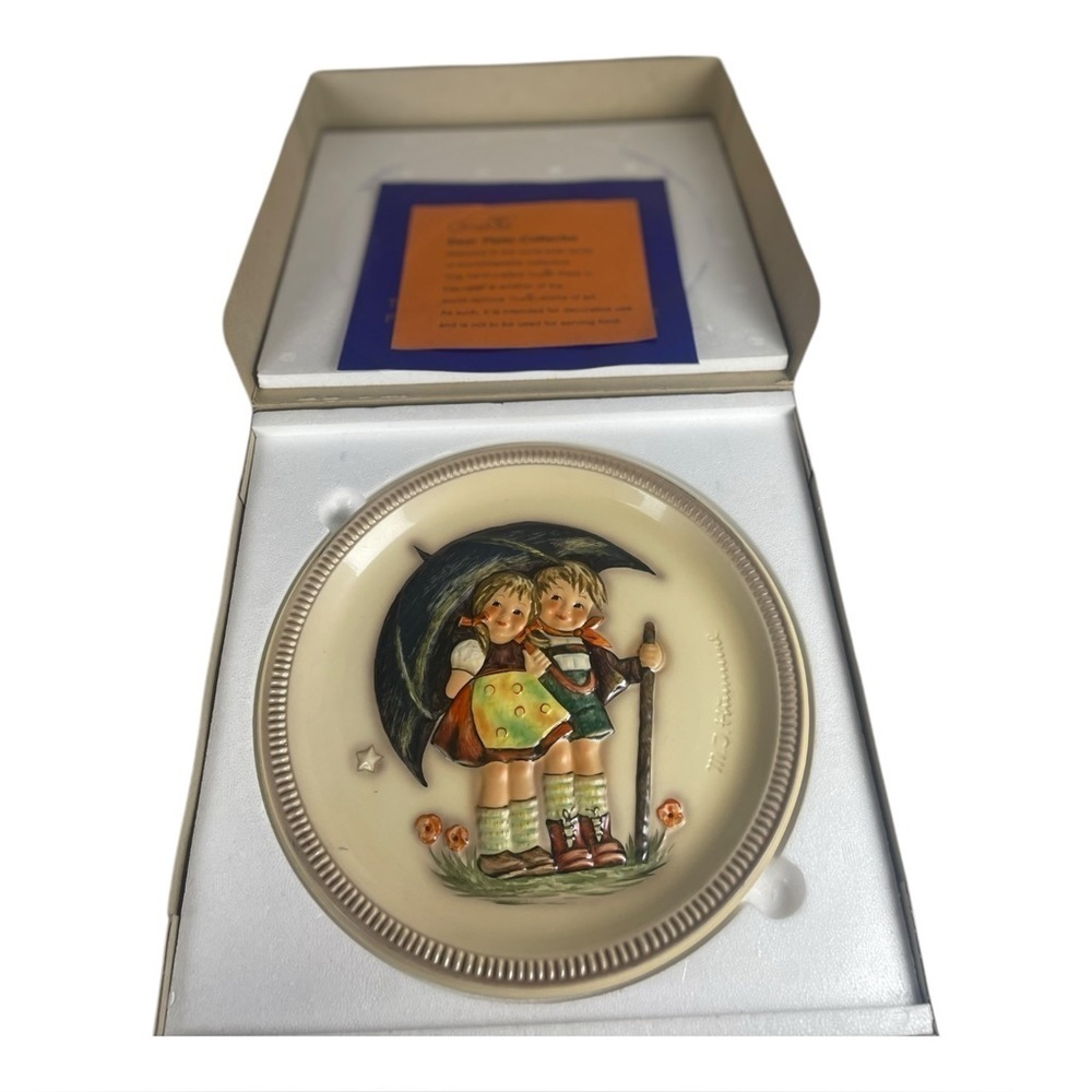 Vintage 1975 M.J. Hummel First Edition Anniversary Plate In Bas Relief